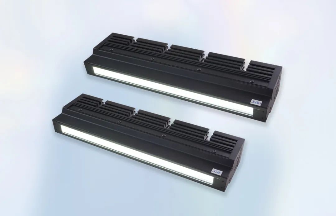 ��Ȼ��ȴ�߹�Դ4LINV-�ն�100��LX,ȫ����Դ���С���ܷ��Ժã��޷�����ƣ��ʺ϶೾����